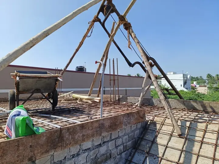 Steel reinforcement mesh and wooden support frame on a roof slab